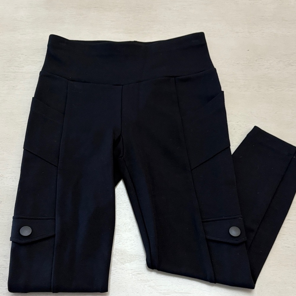 NWOT Cabi high waist legging w/ snap cargo pockets and hip pockets.